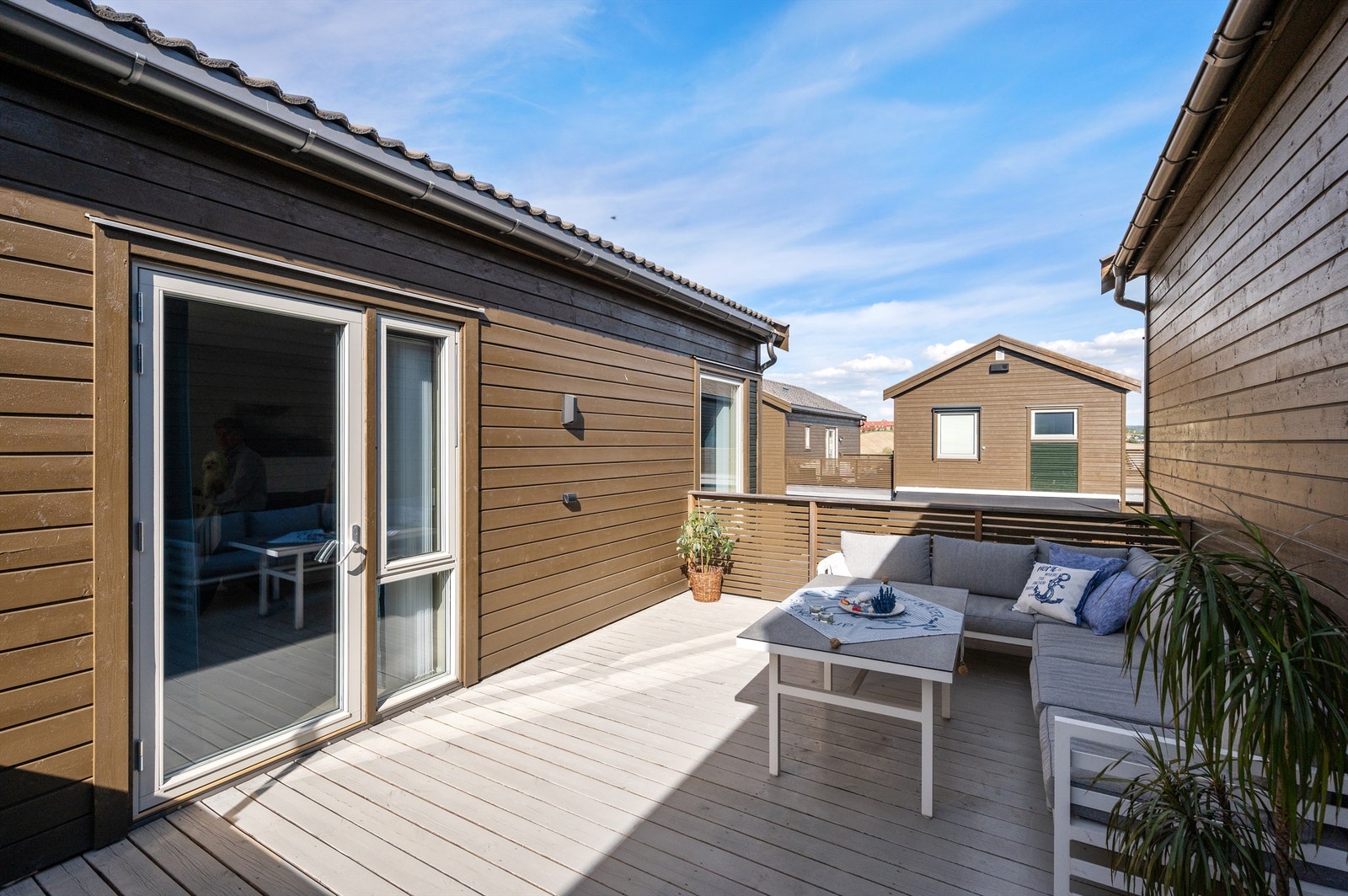 Fra stue er det utgang til herlig balkong. Balkongen er sydvendt og måler ca. 21 kvm. Her er det god plass for sittegruppe. Galleribilde