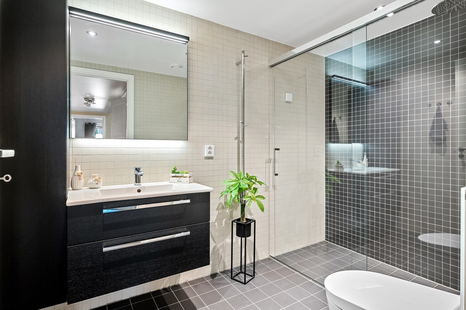 Moderne og lekkert flislagt bad med vannbåren gulvvarme og downlights i himlingen. Galleribilde