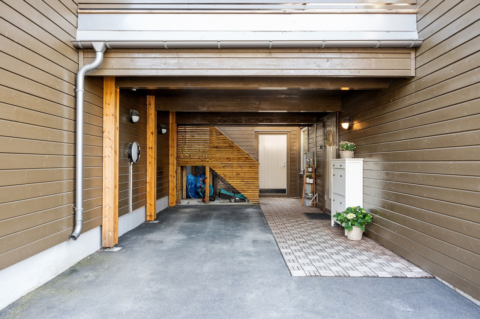 Parkeringsplass i egen carport i tilknytning til seksjonen. Fastmontert lader for EL-bil følger med. Øvrig biloppstillingsplass på asfaltert gårdsplass som tilhører seksjonen iht. seksjoneringen. Galleribilde