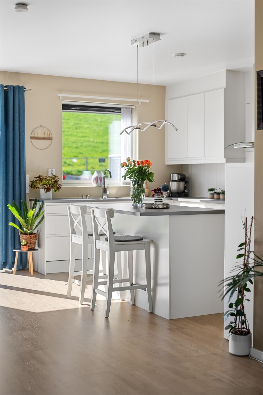 Her er det rikelig med skap- og benkeplass hvor den matglade har god boltreplass. Kjøkkenet har også en praktisk kjøkkenøy med barløsning som gir ekstra benk- og oppbevaringsplass. Galleribilde