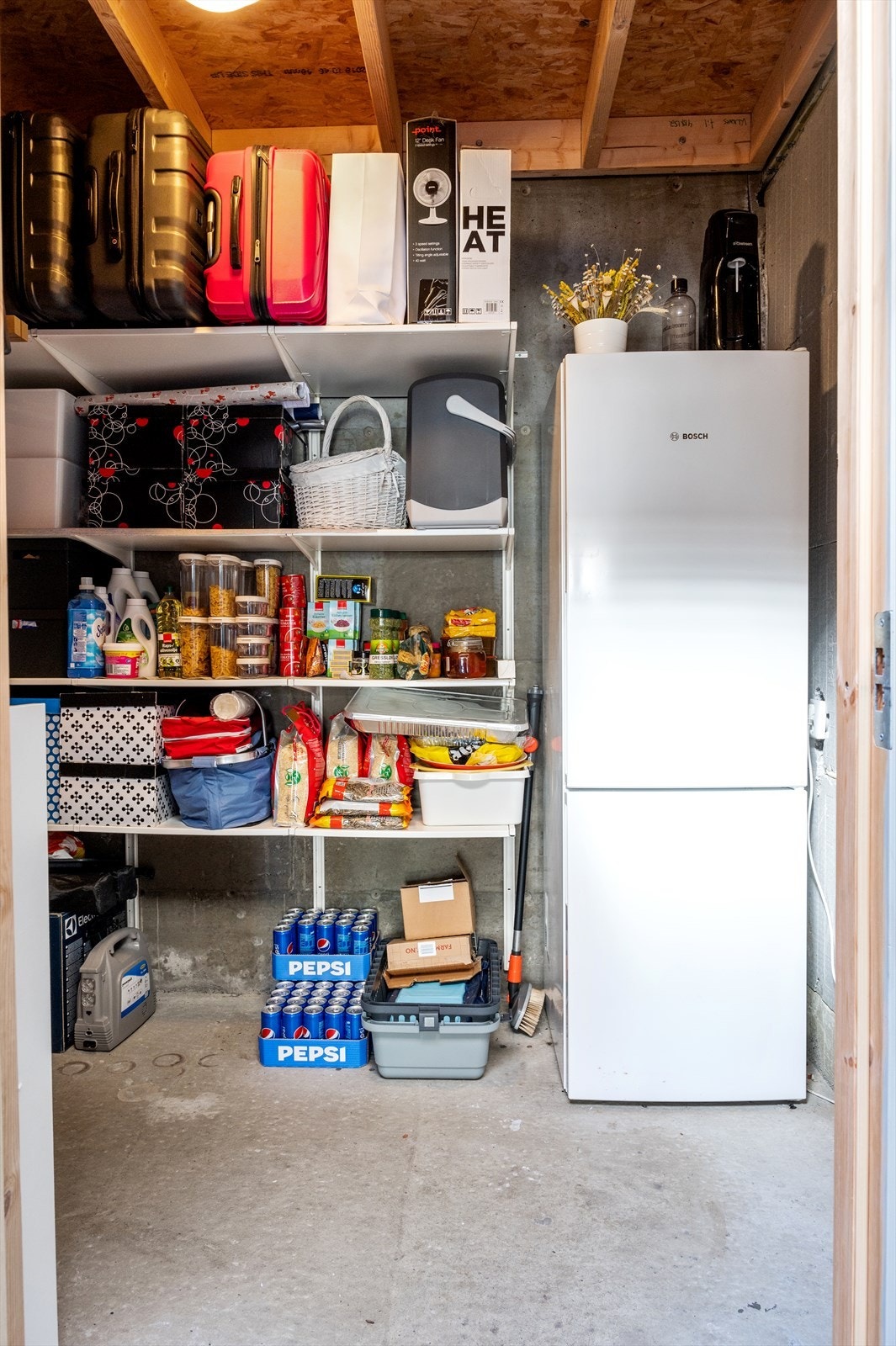 Boligen har rikelig med oppbevaringsplass. Smarte løsninger med skap i både innendørs og utendørs bod. Galleribilde