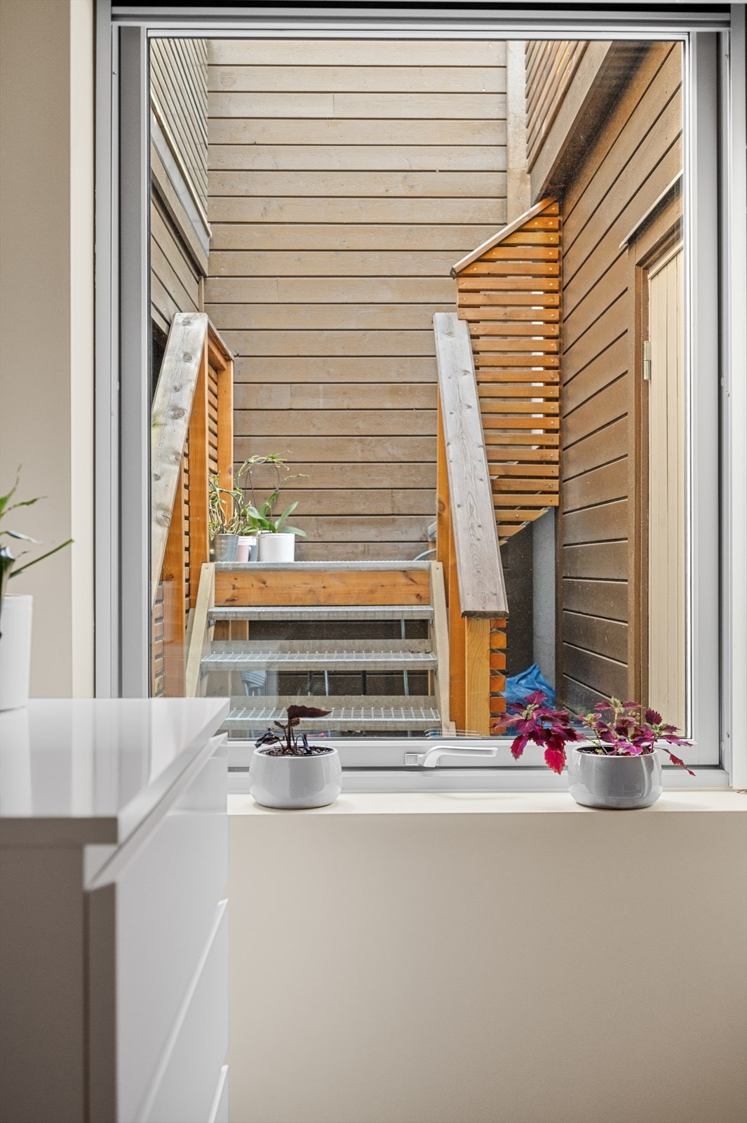 Fra carporten er det adkomst opp til balkong over carport. Galleribilde