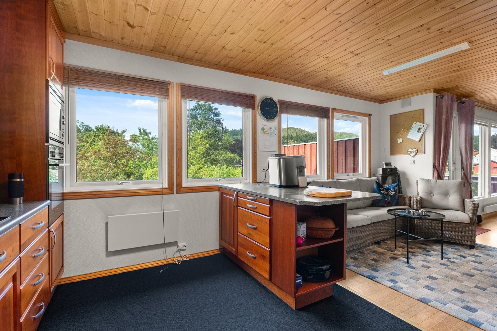 Kjøkkenet har en praktisk kjøkkenhalvøy som deler av rommet på en fin måte. Galleribilde