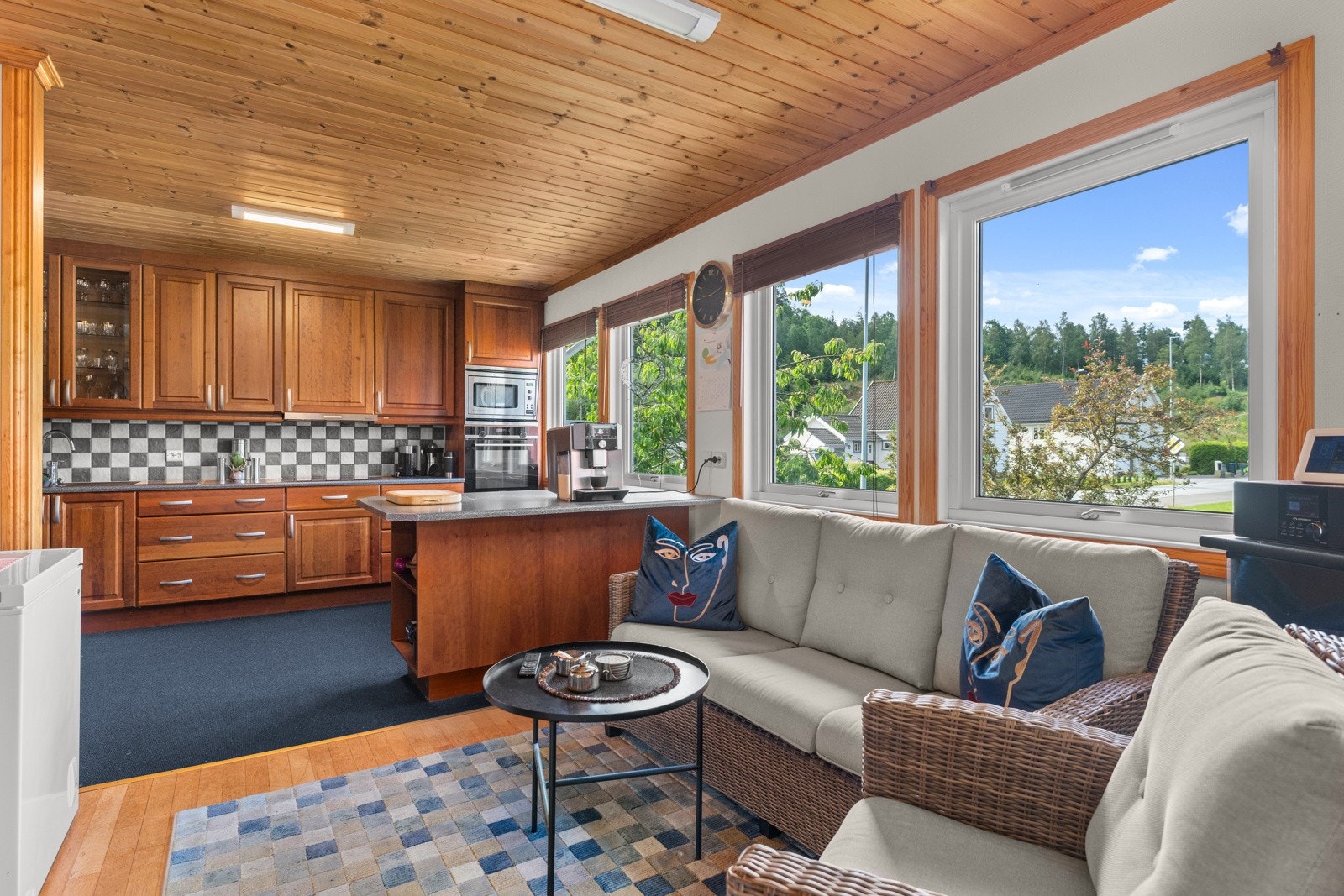 Fra stuen er det en åpen kjøkkenløsning. Galleribilde