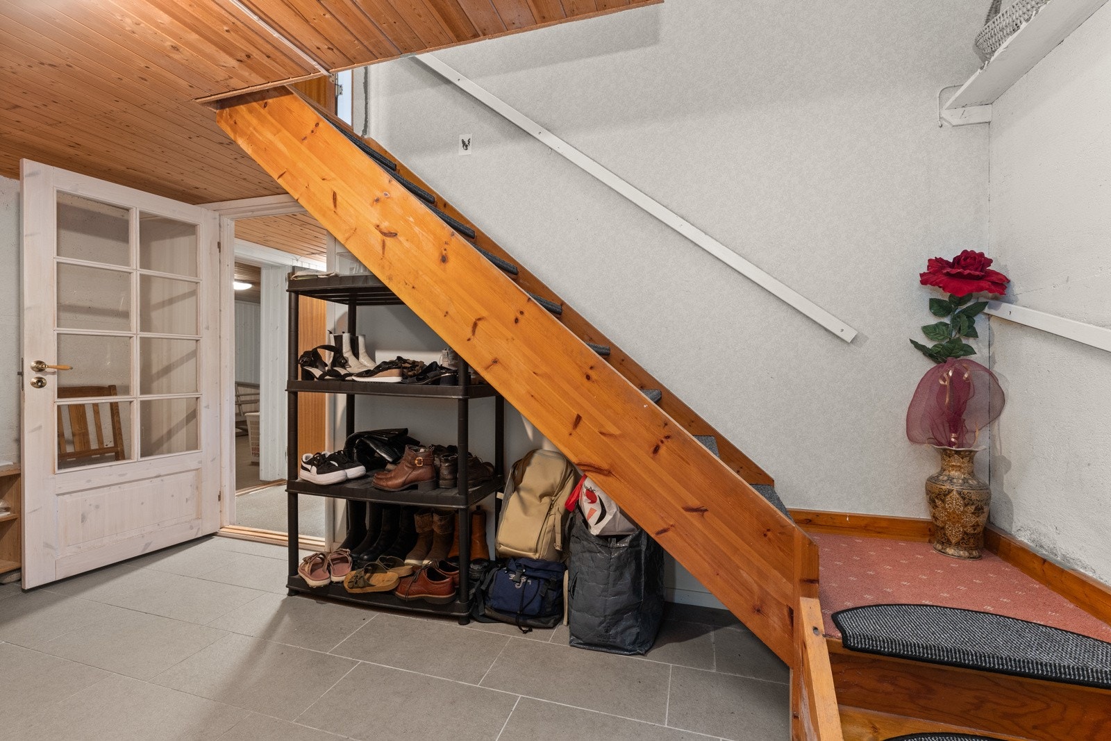 Romslig gang i kjeller med adkomst til boder og hobbyrom. Galleribilde