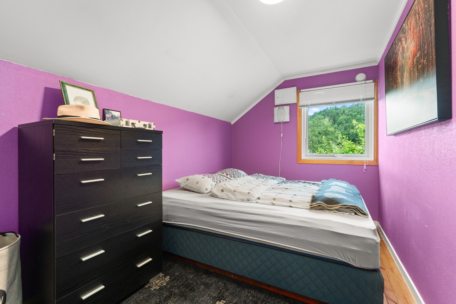 Soverom II med tregulv og strier på vegger. Galleribilde