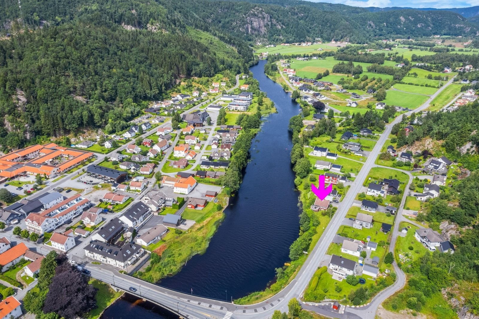 "Alle" fasiliteter som matbutikker, pizzarestauranter, bakeri (sesong åpent), bank, frisører, blomsterforretning, apotek, kulturhus med bibliotek, treningssenter m.m. ligger i gåavstand. Galleribilde