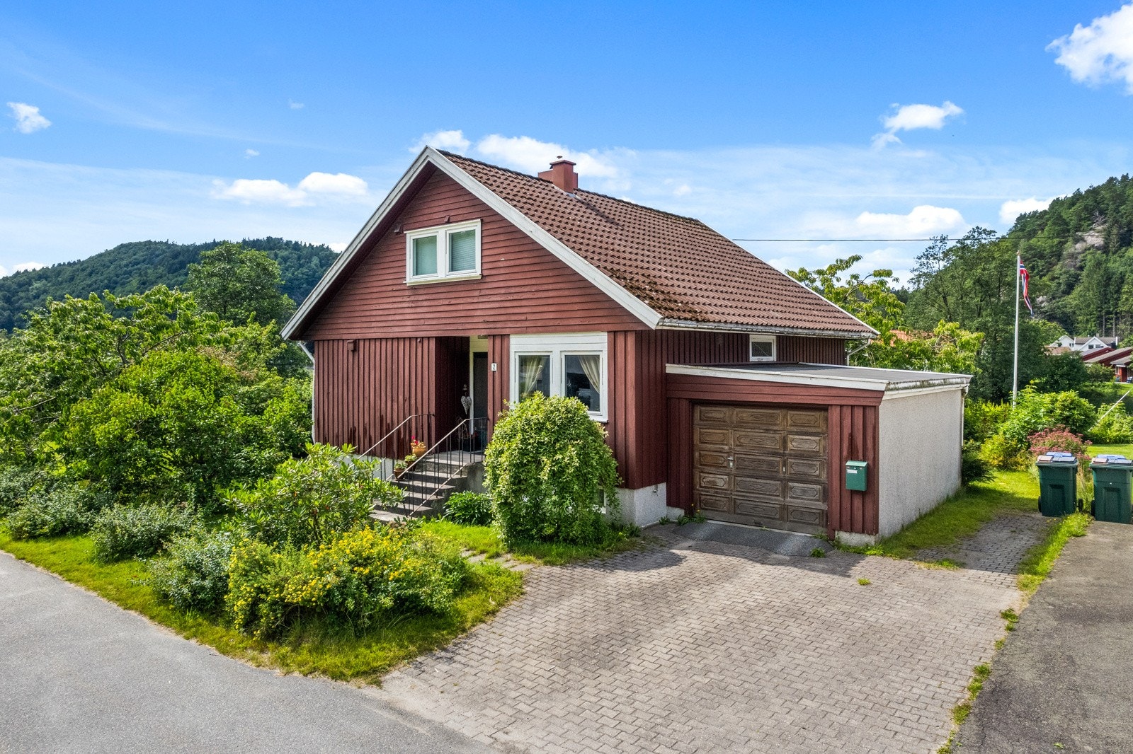 Eneboligen har garasje. Det gjøres oppmerksom på at denne er byggemeldt som carport. Galleribilde