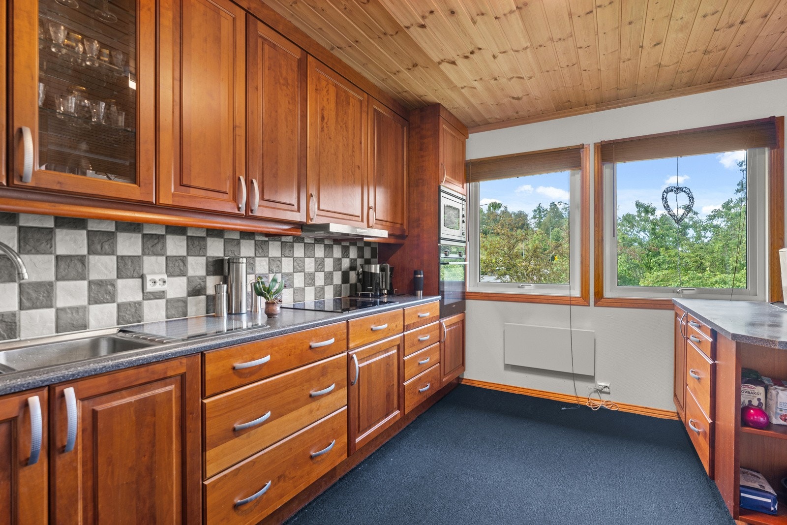 Åpent kjøkken fra Hamran med praktisk kjøkkenhalvøy. Galleribilde