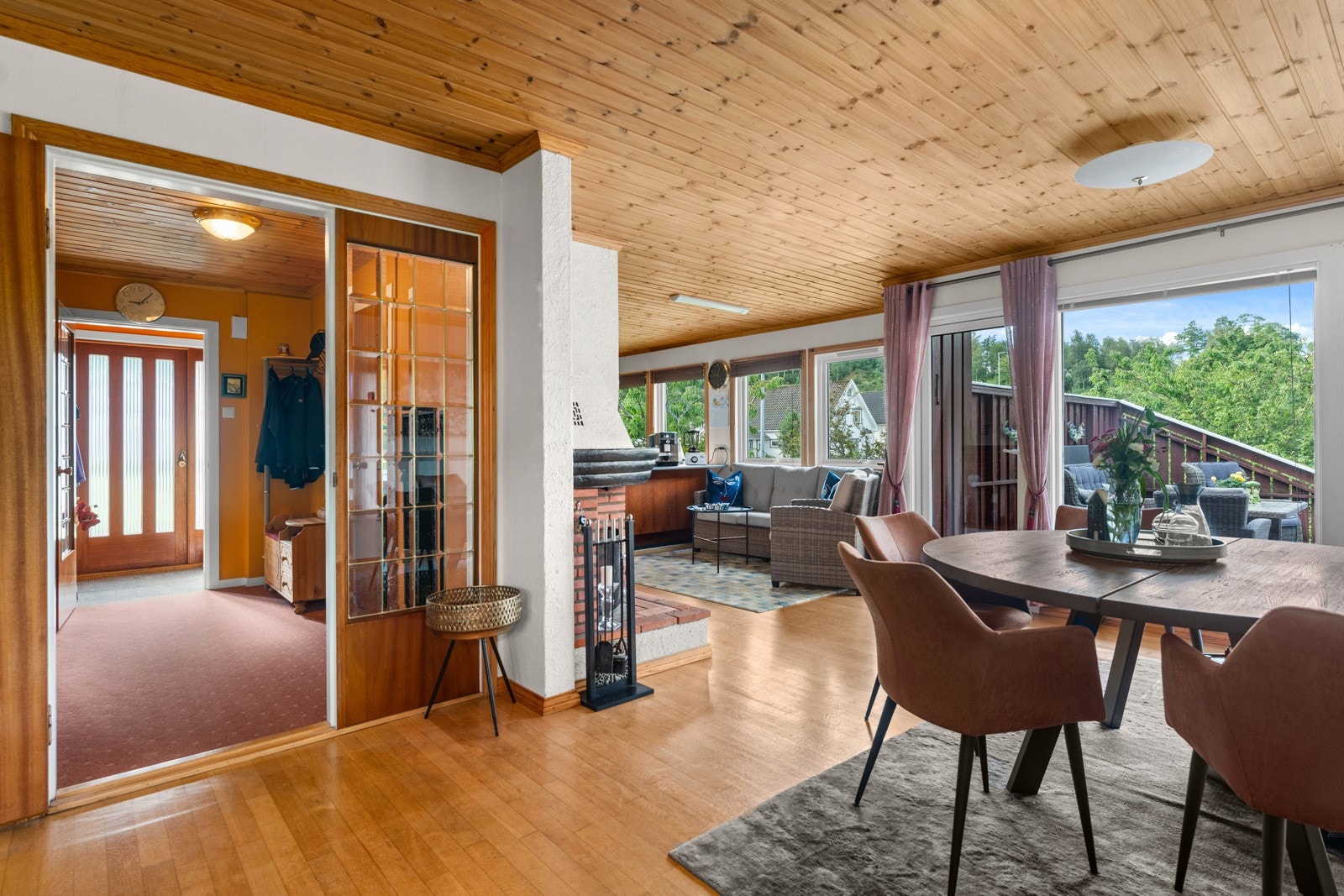 Fra gangen er det også videre adkomst til stuen med åpent kjøkken. Galleribilde