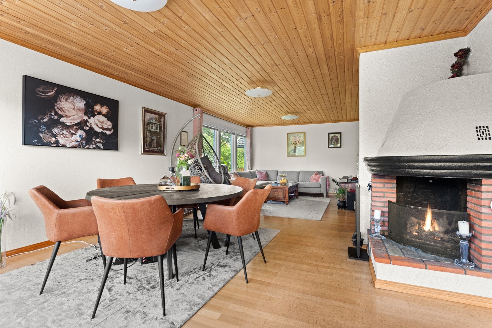 Stor vinkelstue med peis og plass til flere sittesoner. Galleribilde