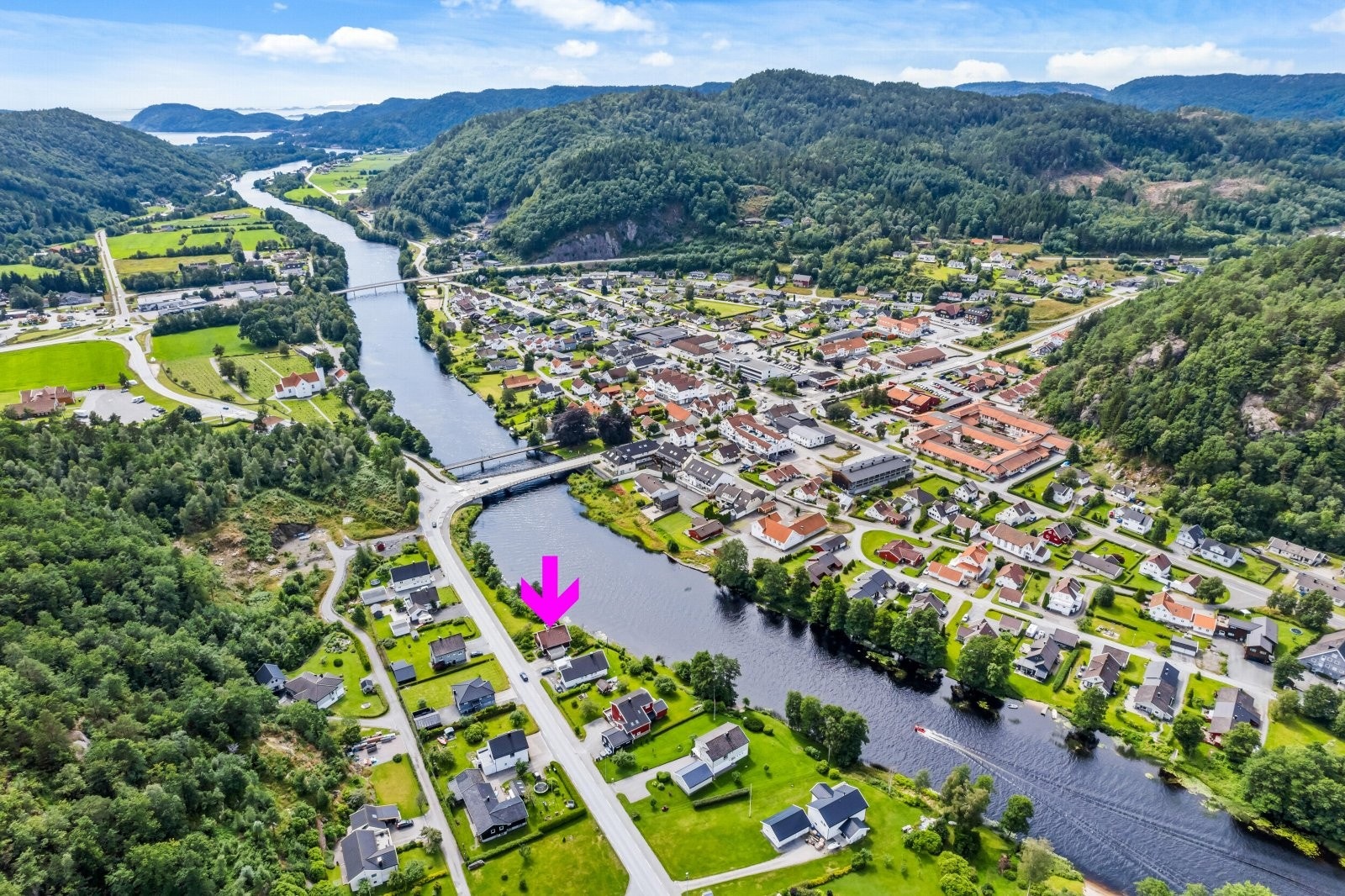 Boligen har en flott beliggenhet ved elva og bare noen minutters gange til Vigeland sentrums fasiliteter. Galleribilde