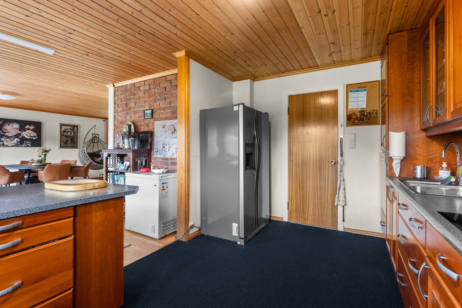 Kjøkkenet har delvis integrerte hvitevarer og et romslig frittstående kjøleskap som medfølger. Galleribilde