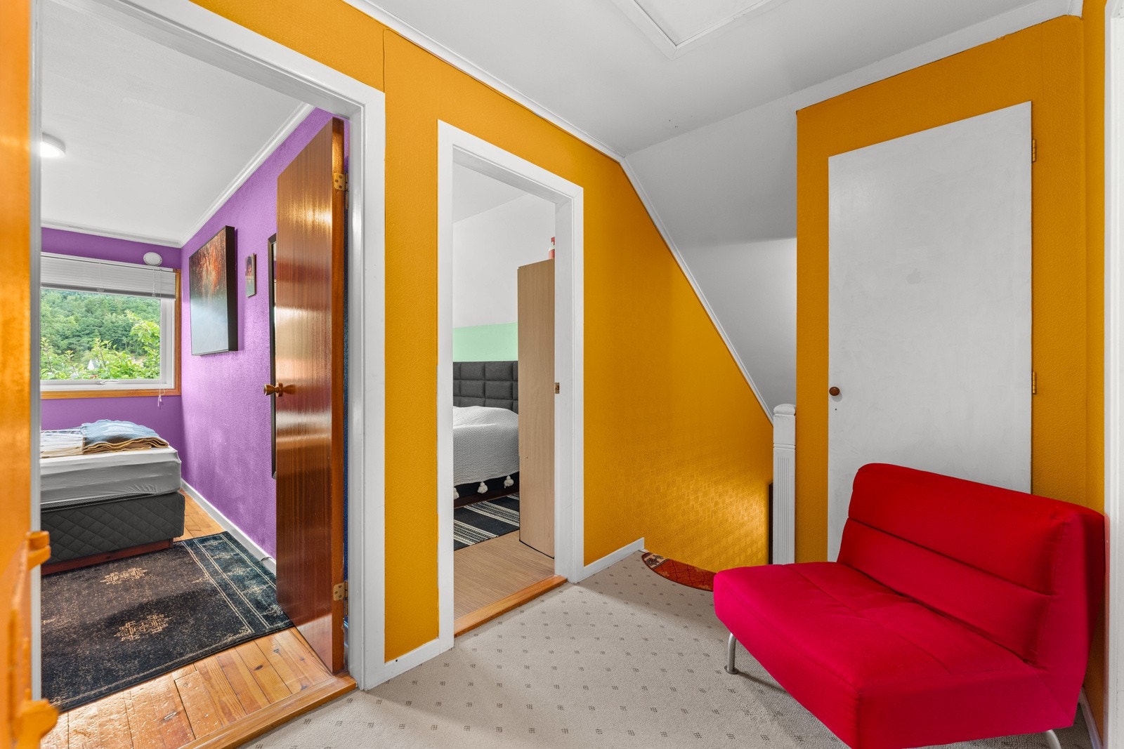 Fra gangen i 2. etasje er det adkomst til 3 soverom, bad og garderobe/kott. Galleribilde