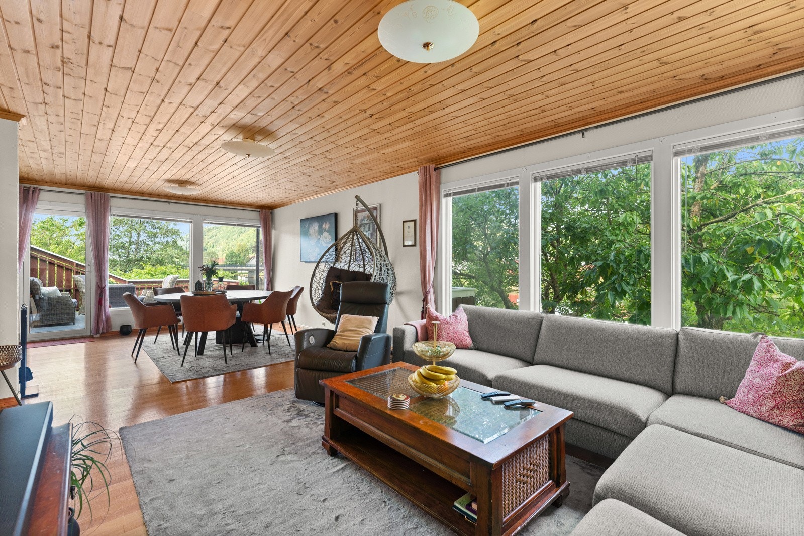 Stuen er av en god størrelse med mange store vindusflater som gjør rommet lyst og luftig. Galleribilde