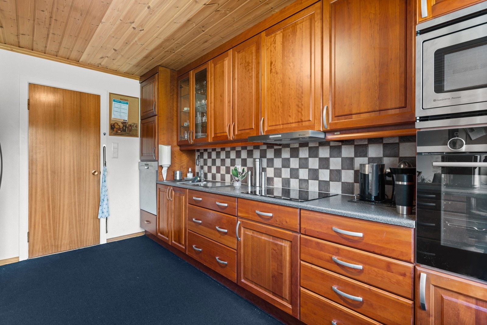 Innholdsrik kjøkkeninnredning med god skap- og benkeplass. Galleribilde