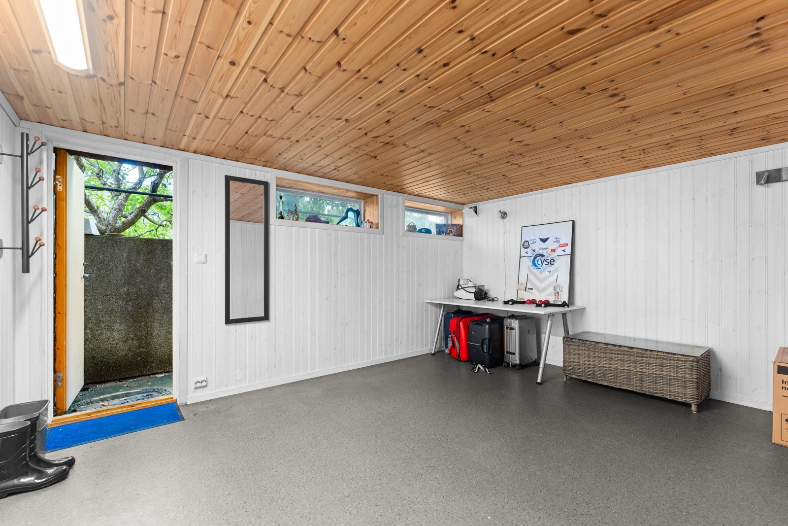 Hobbyrom med belegg med varmekabler på gulv og panel på vegger. Egen inngang. Galleribilde
