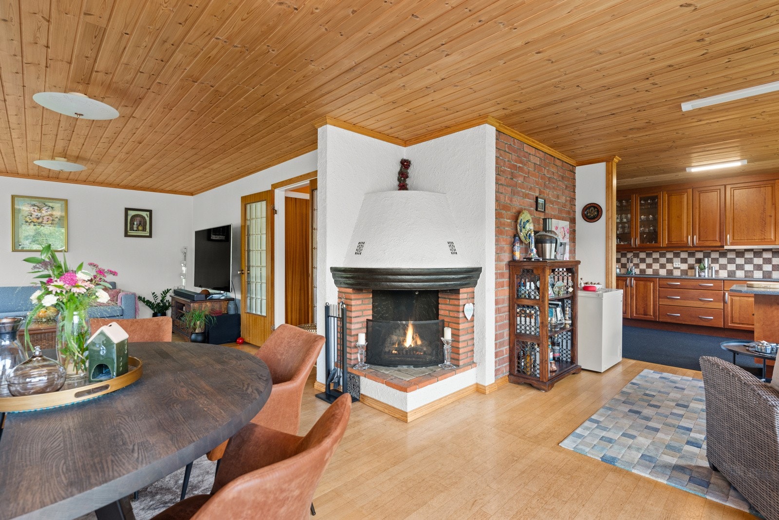 Stuen har en stor, flott peis som skaper en lun stemning. Galleribilde