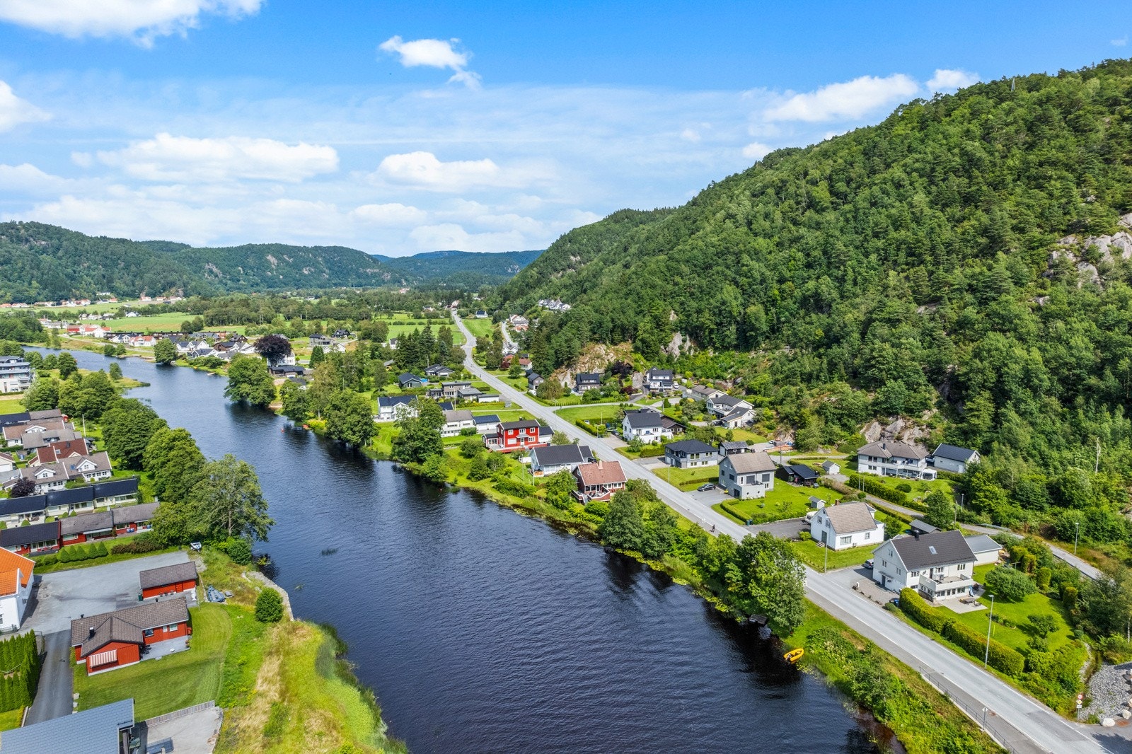 Audnaelva som renner like ved boligen innbyr til bading, fisking og andre aktiviteter. Galleribilde