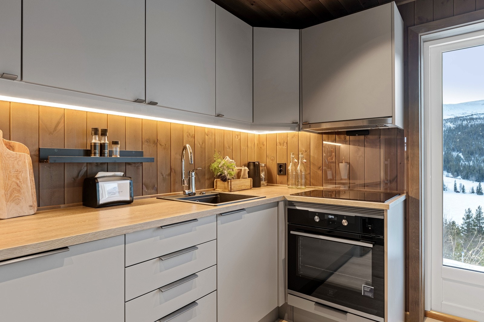 Kjøkkenet er fullt utstyrt med kjøl/fryseskap, oppvaskmaskin, induksjonstopp, stekeovn, samt en kjøkkenventilator med avtrekk ut for å holde luften frisk. Det er montert både komfyrvakt og vannstoppersystem for ekstra sikkerhet. Galleribilde