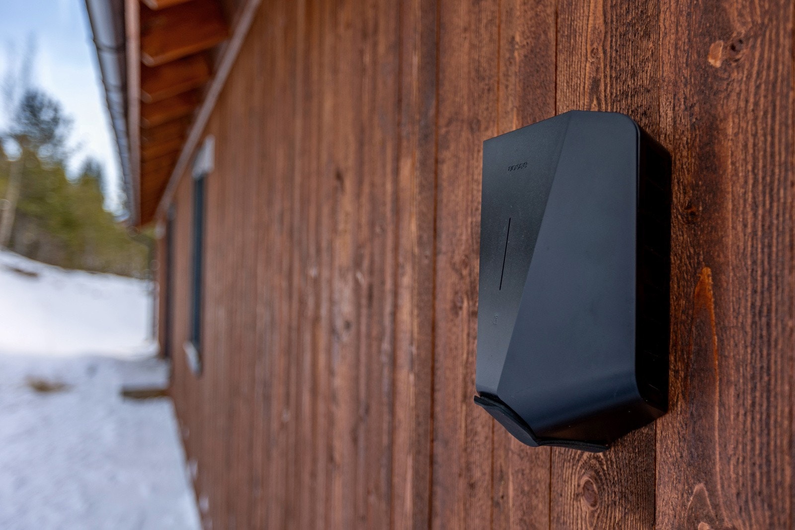 Det er montert elbillader slik at du kan lade bilen på hytta, noe som både er tidsbesparende og kostnadseffektivt. Galleribilde