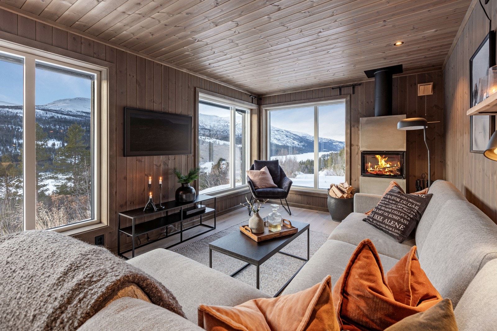 I stua er det en lekker peis, som bidrar til både varme og hygge på kalde høst - og vinterdager. Galleribilde