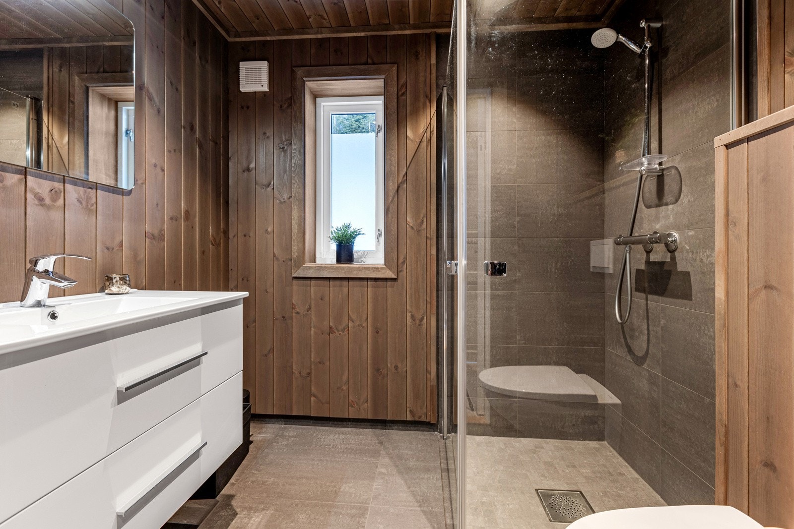 Det er elektriske varmekabler i gulvet, og en elektrisk styrt vifte som sørger for god ventilasjon på begge bad. Galleribilde