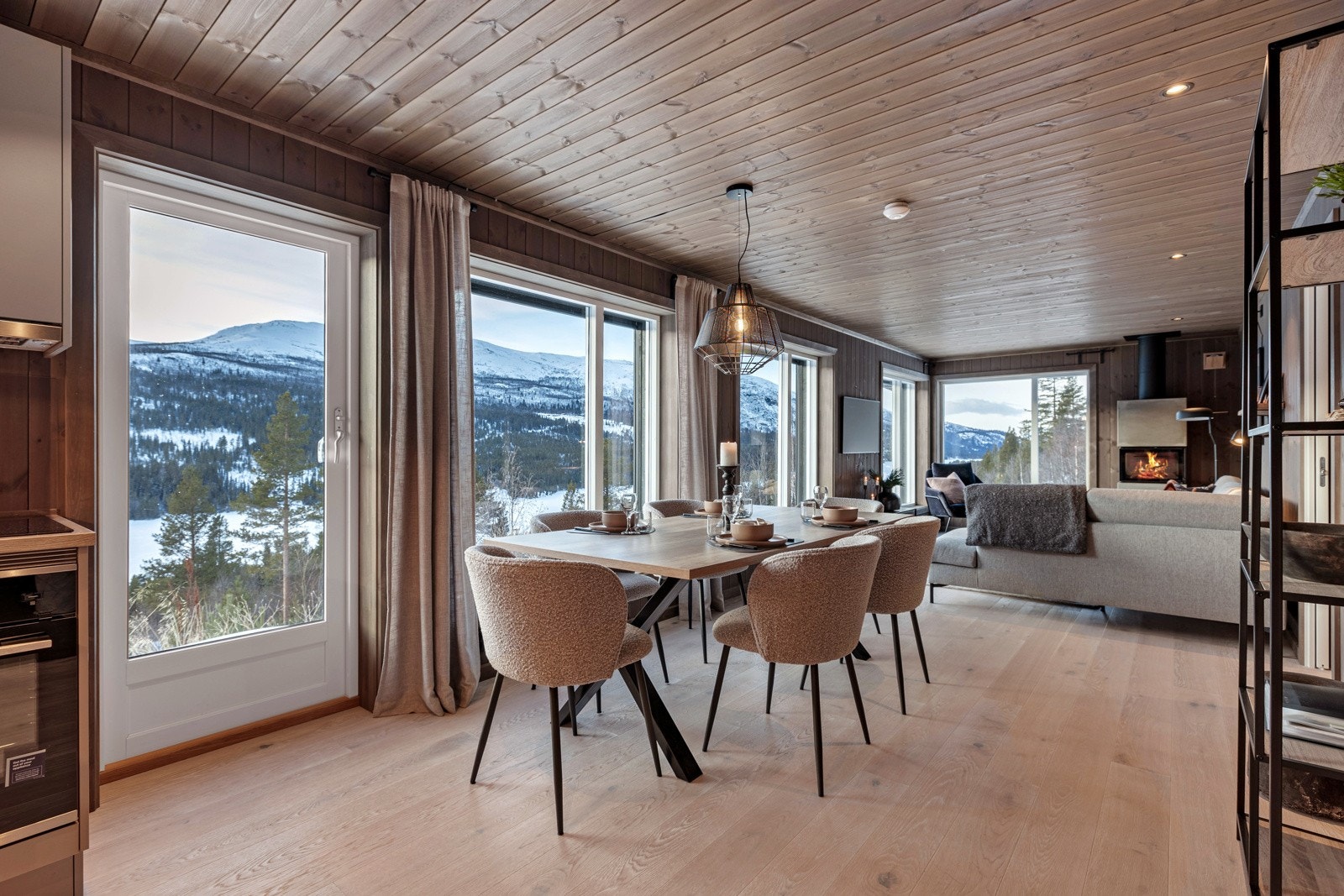 Videre inn i hytta kommer du til en lys og åpen stue - og kjøkkenløsning, med panoramautsikt over blant annet Espedalsvatnet, Leppkampen og innover Jotunheimen. Galleribilde