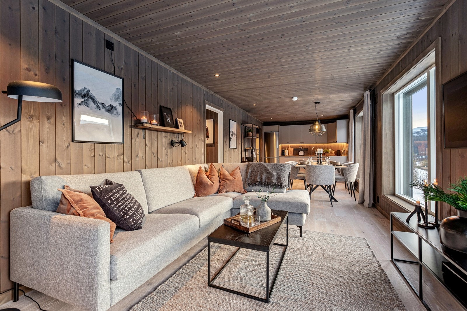 Her er det god plass til å samle familie og venner for et hyggelig lag på fjellet. Galleribilde