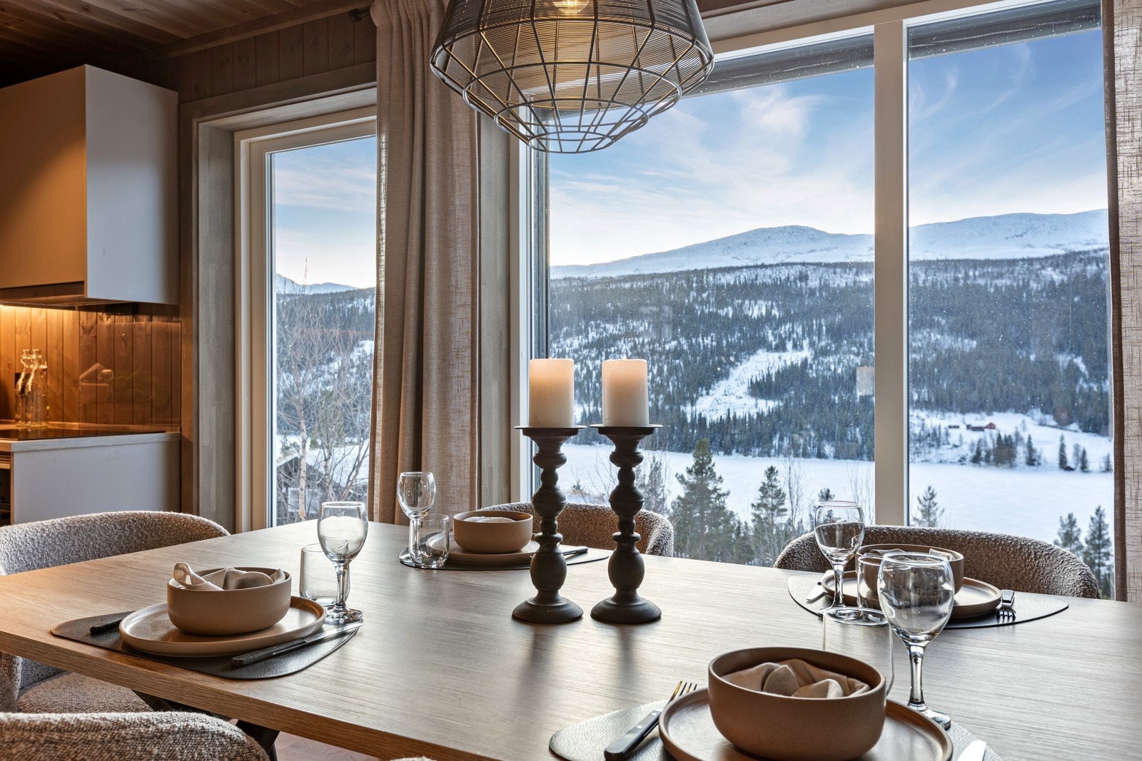 Her kan du nyte den flotte utsikten mens du spiser et bedre måltid. Galleribilde