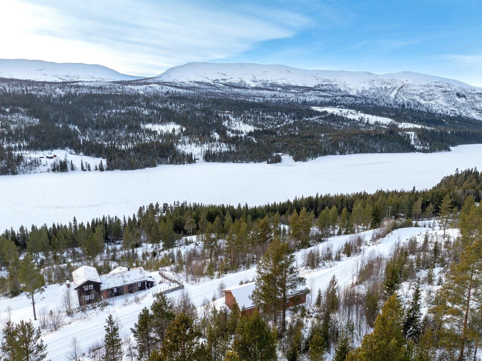 Enten du er glad i toppturer, fiske, langrenn eller rett og slett bare å nyte utsikten fra hytteveggen, vil dette stedet innfri alle forventninger. Galleribilde