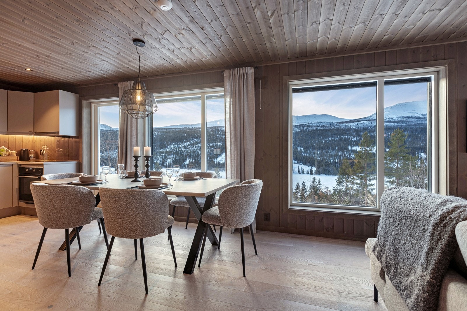 Her får du store vindusflater som gir rikelig med naturlig lysinnslipp, og fantatsisk utsikt over omgivelsene. Galleribilde