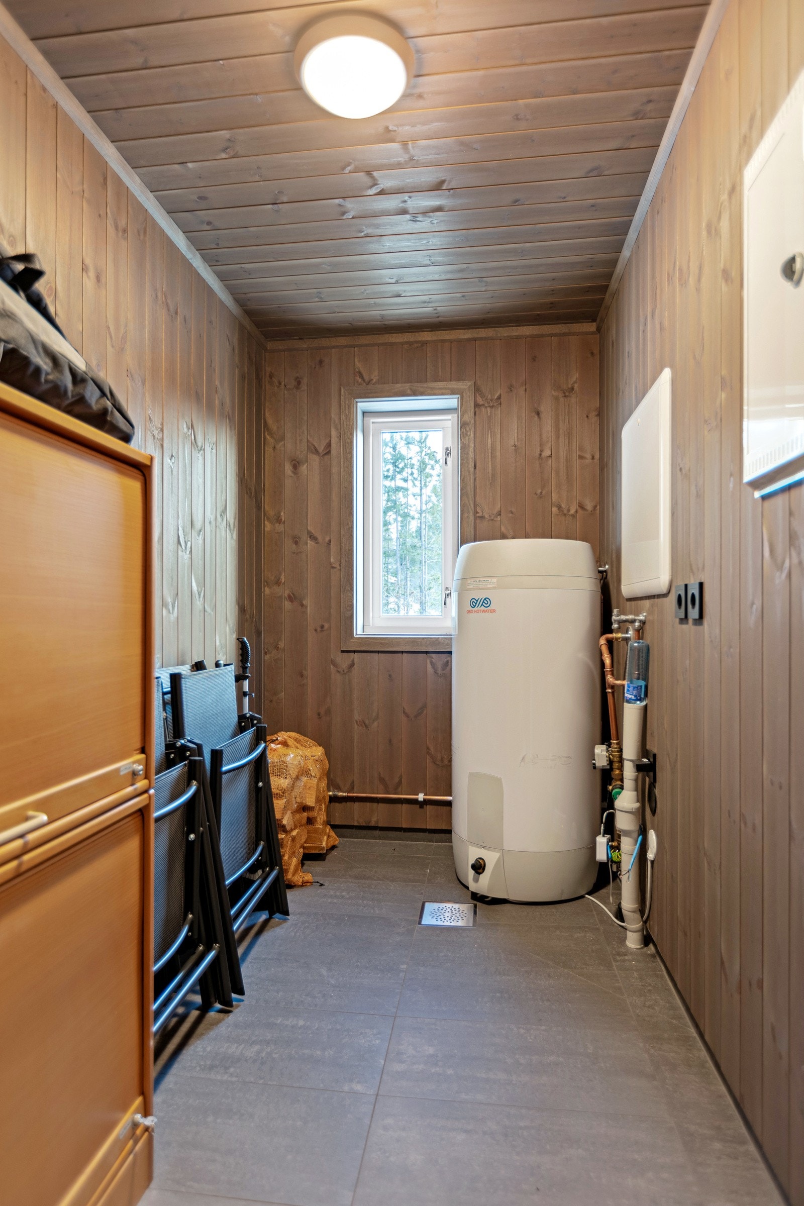 Fra entreen har du tilgang til en innendørs bod, perfekt for ekstra lagringsplass og oppbevaring. Her er også sikringsskapet med automatsikringer og varmtvannstanken på 200 liter plassert. Galleribilde