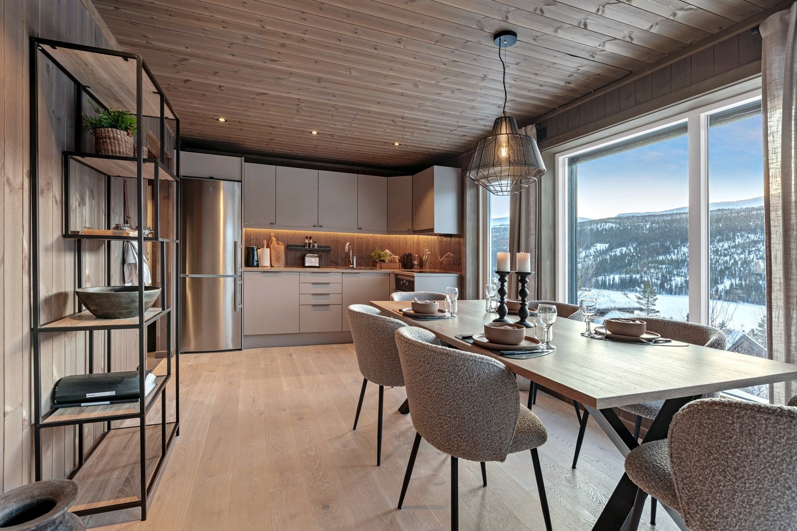 I stuerommet er det god plass til både en sofagruppe med tilhørende tv-møblement og et spisebord med plass til flere gjester. Galleribilde