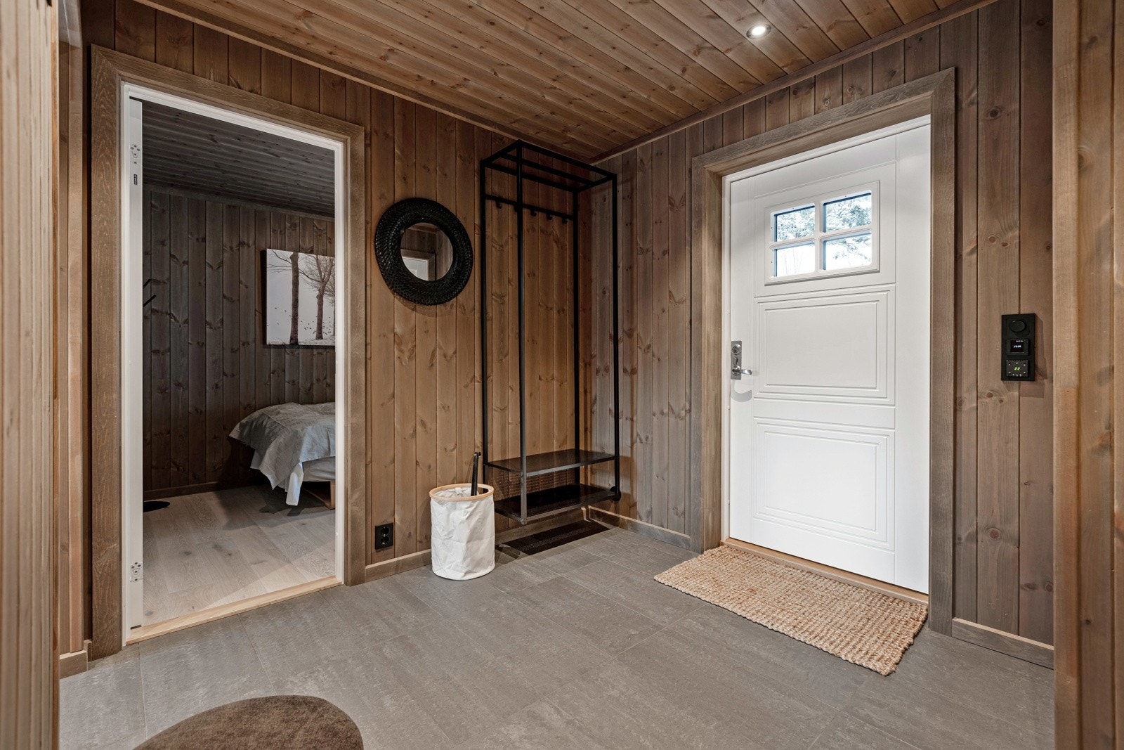 Her er det god plass til oppheng av yttertøy og oppbevaring av sko. Galleribilde