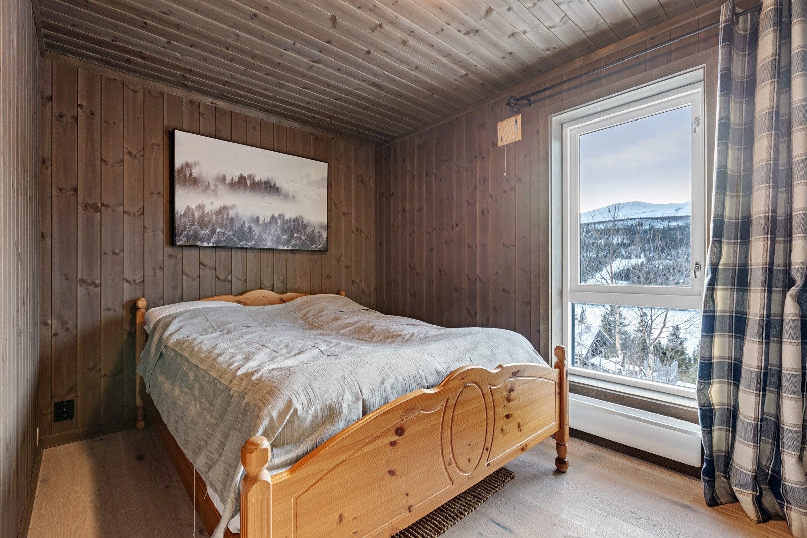 I likhet med resten av hytta, er det også lagt parkett på gulv og trepanel på veggene på soverommene, som gir en lun og hyggelig atmosfære. Galleribilde