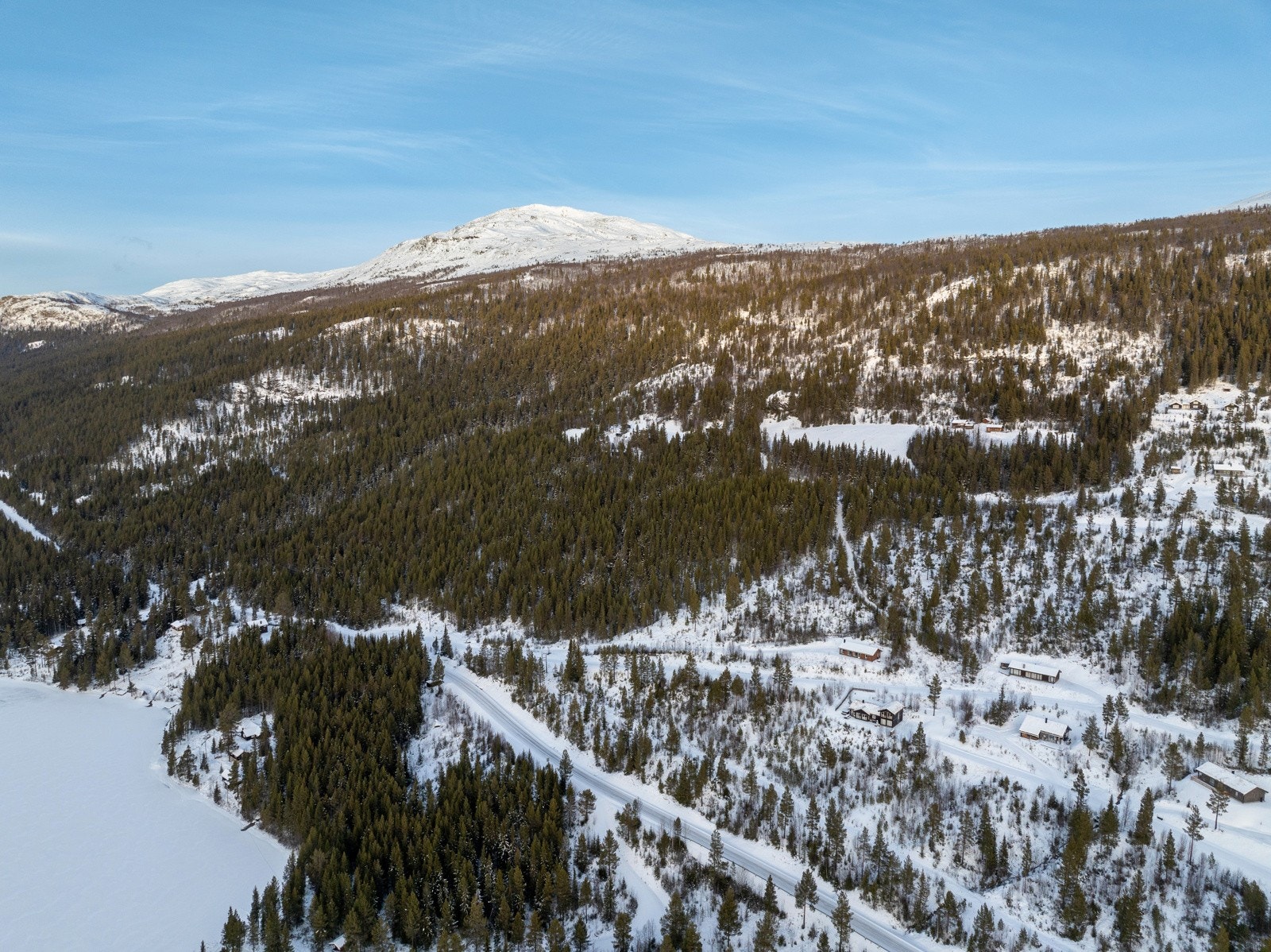 Gråhøin kan nevnes som en herlig topptur, og Espedalsvatnet byr på badeplasser og gode fiskemuligheter. Galleribilde