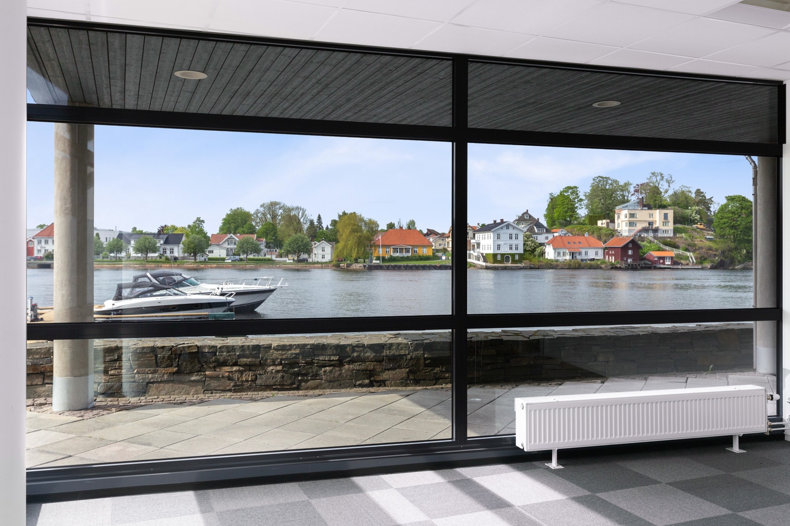 Store vindusflater med nydelig utsikt mot elven Galleribilde