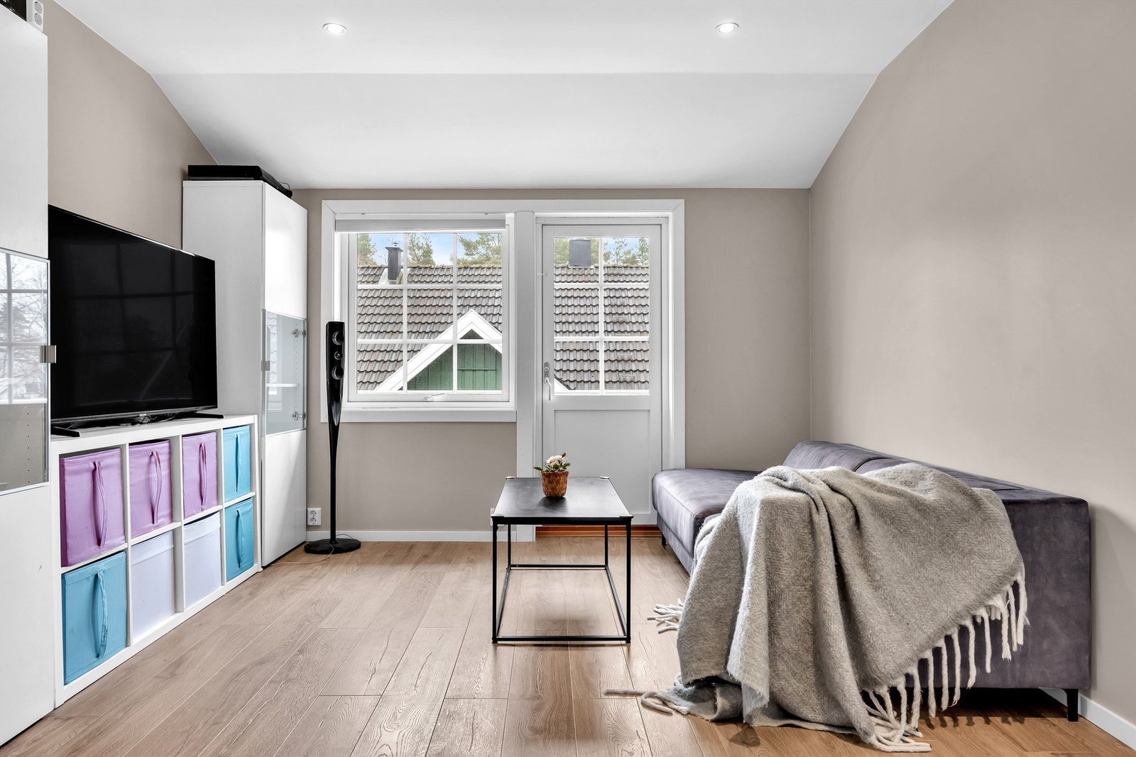 Stuen har downlights i taket og utgang til en balkong på 3 kvm. Galleribilde