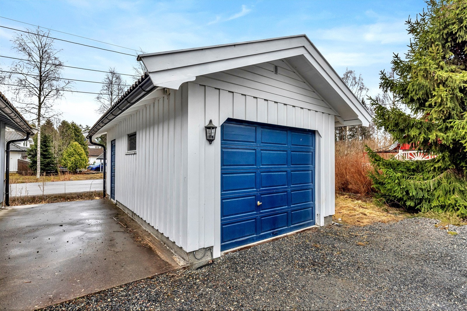 Parkering i egen garasje. El-bil lader er montert ved inngangspartiet, der det også er mulighet for parkering. Galleribilde