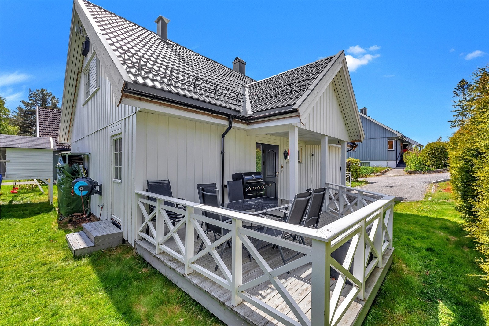 For øvrig god plass til spisebord med stoler på markterrassen tilknyttet inngangspartiet. Galleribilde