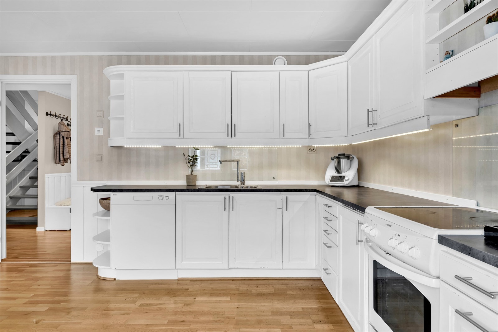 Oppvaskmaskin og stekeovn medfølger, og det er avsatt plass til et frittstående kjøl-/fryseskap. Galleribilde