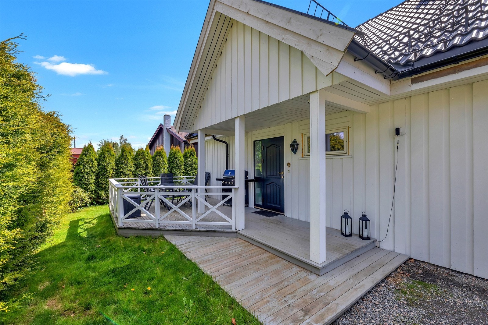 Boligen har to markterrasser, en tilknyttet inngangspartiet og en på baksiden av huset. Galleribilde