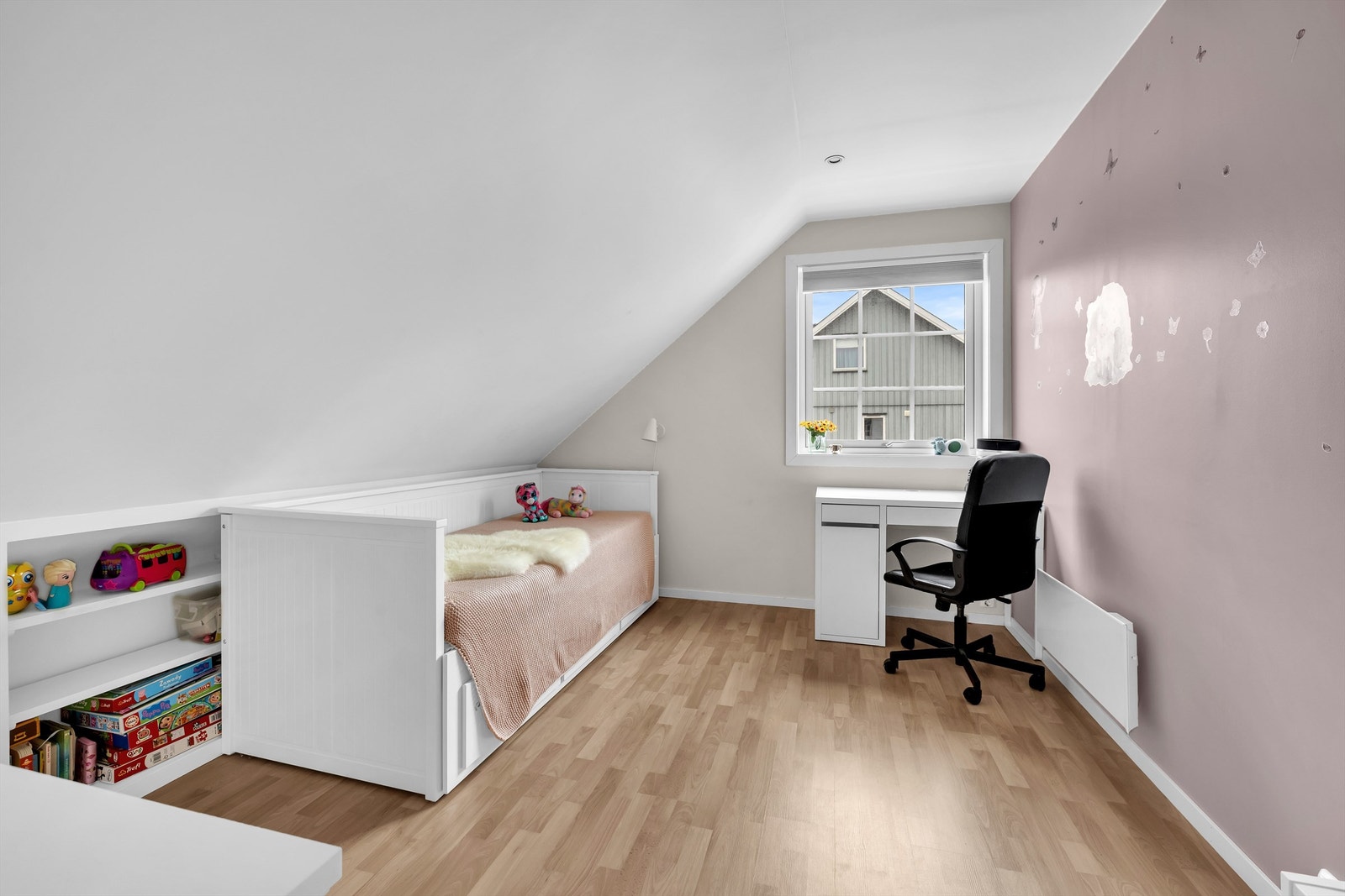 Boligens andre soverom har lyse, nøytrale farger samt plass til seng og garderobeskap eller kommode. Galleribilde