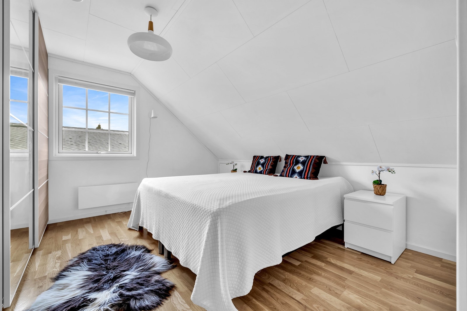 Boligen har tre soverom og alle er plassert i 2. etasje. Galleribilde