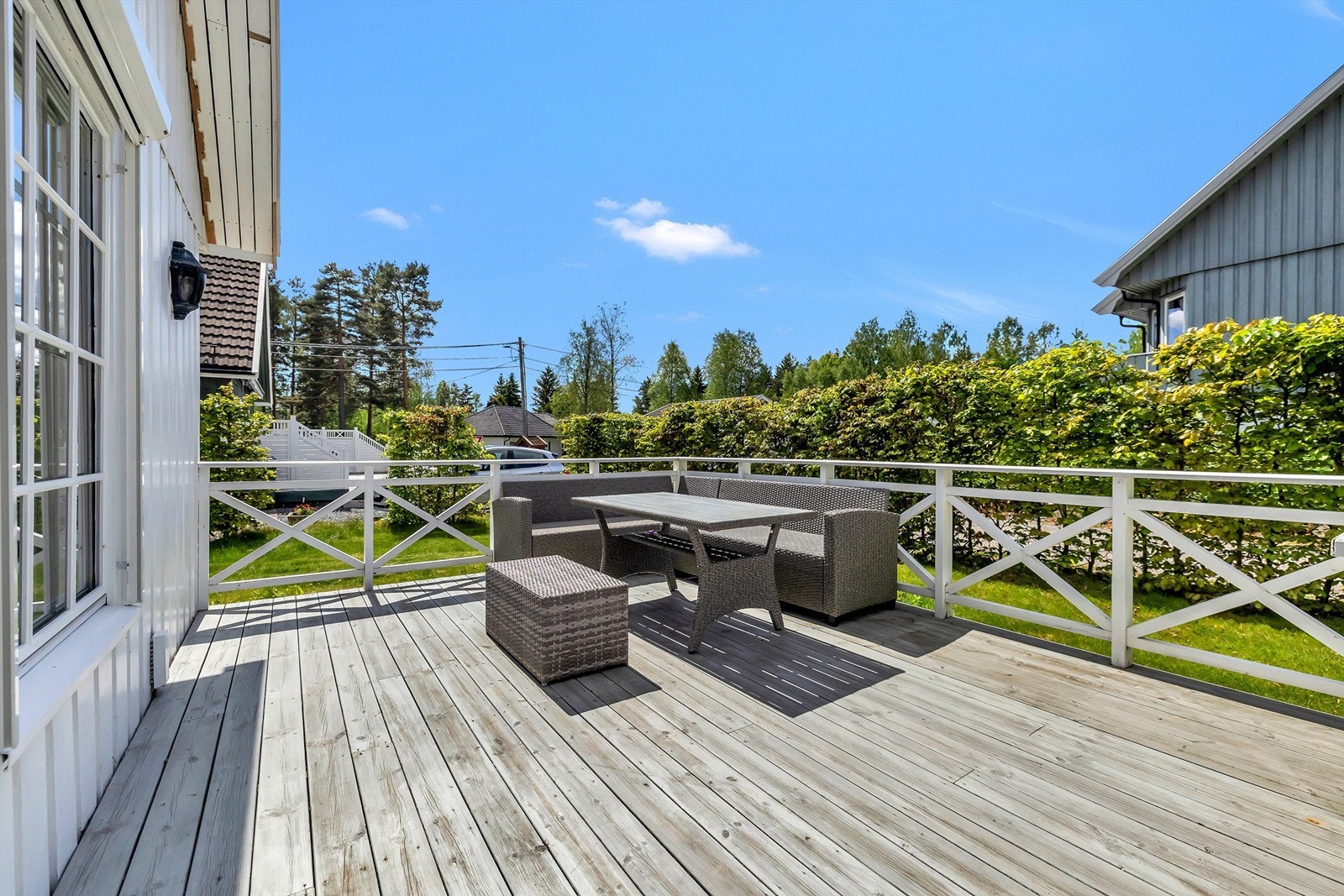 Eiendommen har en pent opparbeidet hage som ble oppgradert i 2019. Galleribilde