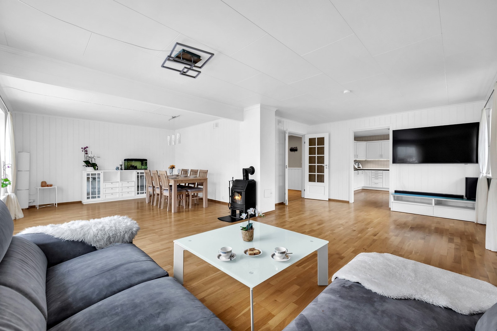 Alle oppholdsrom i etasjen er utstyrt med gulvvarme for ekstra komfort. Galleribilde