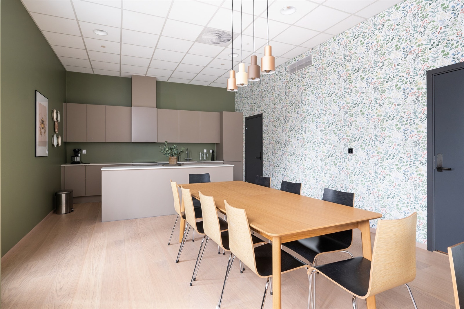 Selskapslokalet ligger i bygg 12 med inngang fra Gladengveien / Stålverkskroken. Selskapslokalet består av 2 rom (selskapsrom med kjøkken og tv-stue), 2 toaletter og et bøttekott. Galleribilde