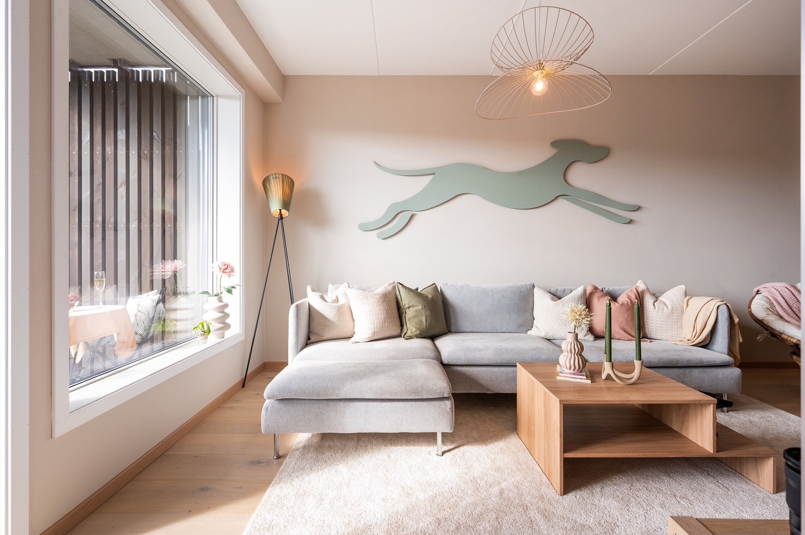 Stuen er romslig og i sosial løsning mot kjøkkenet. Store vinduer slipper inn rikelig med naturlig lys Galleribilde