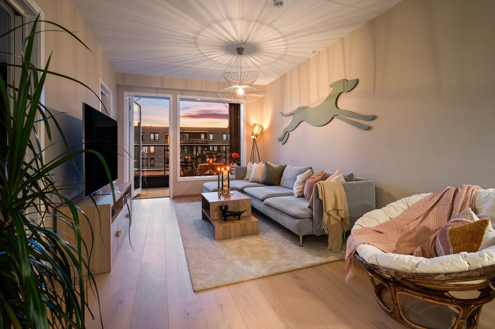 En moderne 5-roms (4r + 1r hybel) med meget gode kvaliteter, høy standard, solrik balkong og mulighet for garasjekjøp (kr. 600.000,- opsjon). Galleribilde